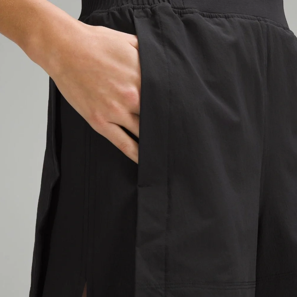 Lululemon Stretch Woven Relaxed-Fit High-Rise
Short 4" - Size M - Picture 5 of 6